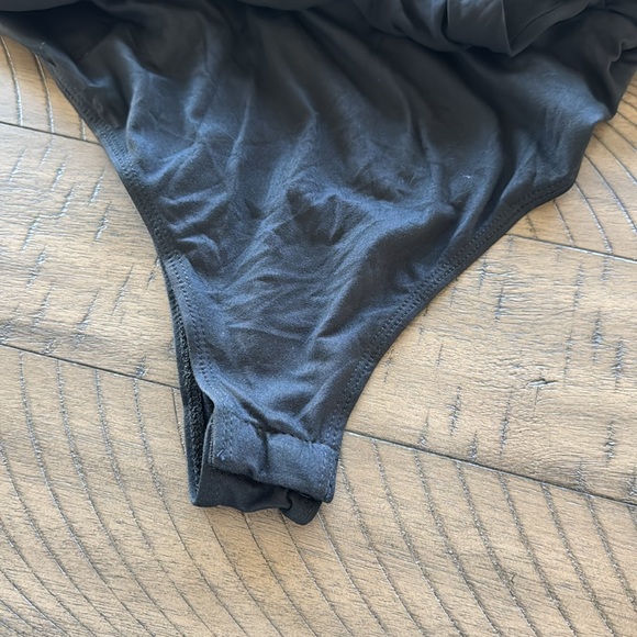 Cold shoulder Bodysuit - Picture 2 of 5